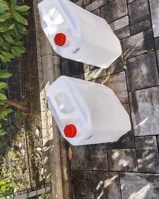 Due taniche in plastica nuove da 30 litri
