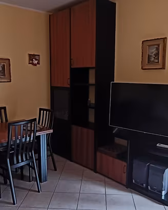 Mobile soggiorno noce con goccia porta TV e tavolo