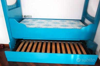 Letto a baldacchino con secondo letto estraibile.