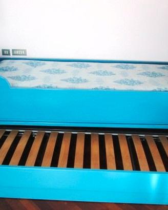 Letto a baldacchino con secondo letto estraibile.