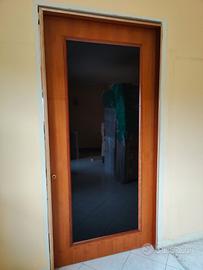 Porta scorrevole in legno con vetro fumé – come nu