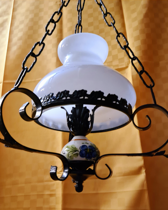 Lampadario con cupola in vetro opalino