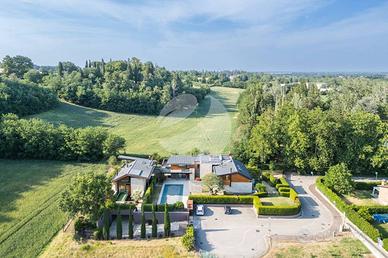 Villa di 1251 m² con più di 5 locali e box auto a 
