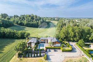 Villa di 1251 m² con più di 5 locali e box auto a 