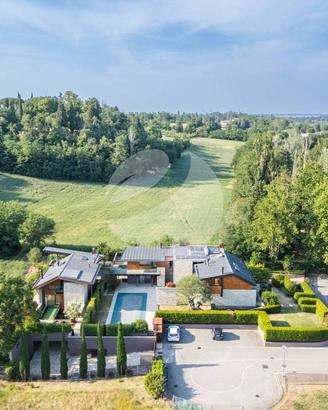 Villa di 1251 m² con più di 5 locali e box auto a 