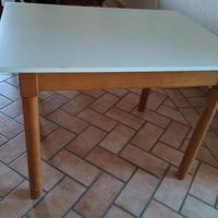 tavolo in legno con ripiano laccato bianco 