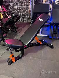 Panca inclinabile da zero a 90 gradi.