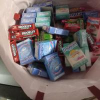 Sacchetto pieno di gomme da masticare di varMentos