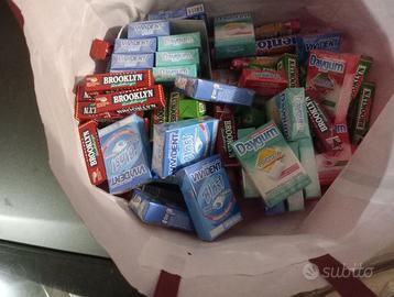 Sacchetto pieno di gomme da masticare di varMentos