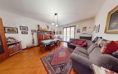 Ampio trilocale con terrazzo, box, cantina e local