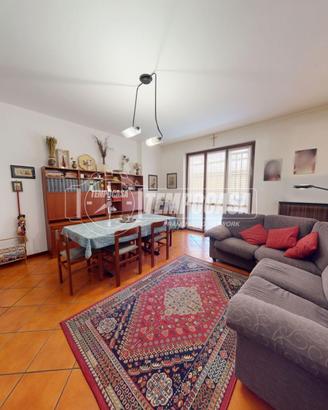Ampio trilocale con terrazzo, box, cantina e local