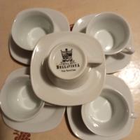 Tazzine da caffè con piattini 