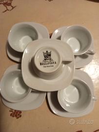 Tazzine da caffè con piattini 