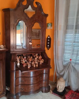 Vetrina in noce con cassetti.