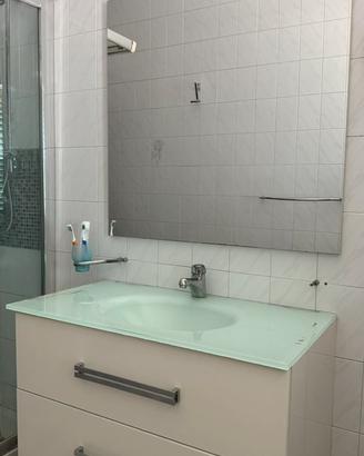 Arredamento bagno completo di accessori