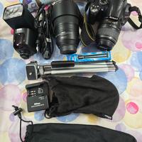 reflex Nikon D3000 con due obiettivi