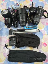 reflex Nikon D3000 con due obiettivi