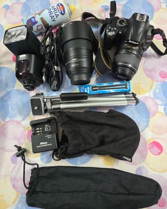 reflex Nikon D3000 con due obiettivi