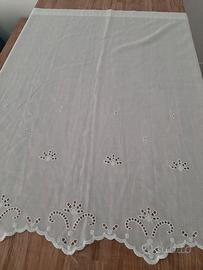 Tenda singola con ricamo a intaglio