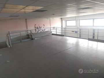 Ufficio piano terra con magazzino