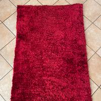 Tappeto shaggy a pelo lungo di colore rosso,