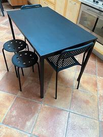Tavolo Ikea con 2 sedie e 2 sgabelli