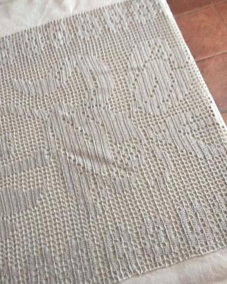 Tovagliato in lino con intarsio a filet