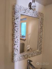 Specchio con cornice in legno