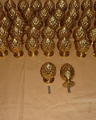 Due pigne in fusione di ottone massiccio