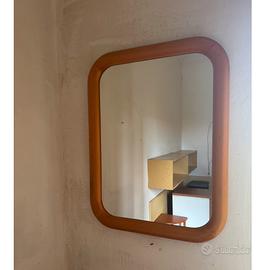 Specchio con cornice in legno