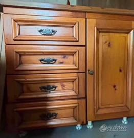 Mobile in legno con cassetti