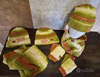 2 scaldacollo, 3 cappelli, 2 guanti, fatto a mano