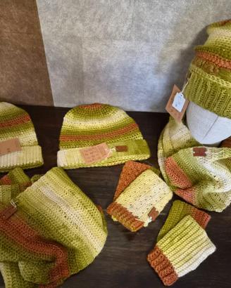 2 scaldacollo, 3 cappelli, 2 guanti, fatto a mano