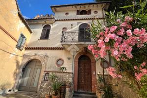 CASA SEMINDIPENDENTE A BARONISSI