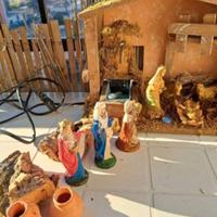 presepe con statuine, capanna  con fontanella