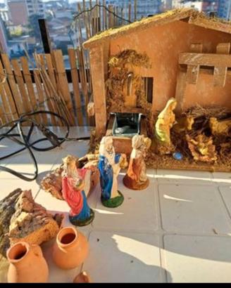 presepe con statuine, capanna  con fontanella