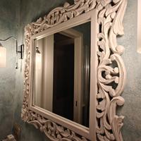 Specchio con cornice intagliata