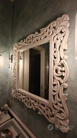 Specchio con cornice intagliata
