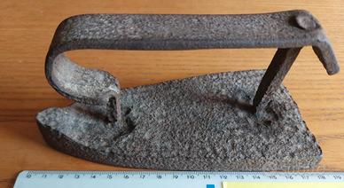 Ferro da stiro vecchio antico '800/'900 in ghisa