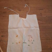 bavaglino per neonato ricamato a mano come da foto