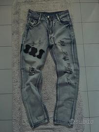 Jeans Amiri slim fit com ricami neri taglia M
