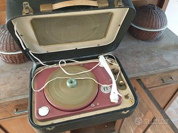 2 giradischi e circa vari dischi 33 e 45 guri