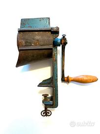 Grattugia a manovella per pane - Antichità