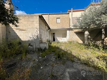 Casa da demolire o ristrutturare