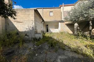 Casa da demolire o ristrutturare