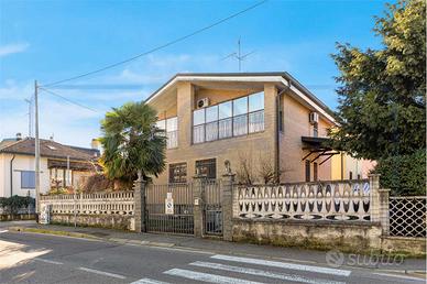 APPARTAMENTO IN VILLA BIFAMILIARE CON GIARDINO PRI