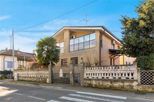 APPARTAMENTO IN VILLA BIFAMILIARE CON GIARDINO PRI