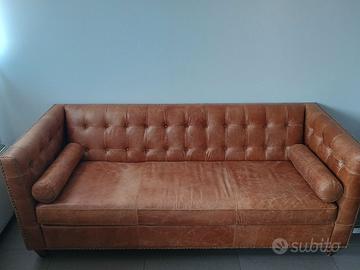 Divano in stile Chesterfield