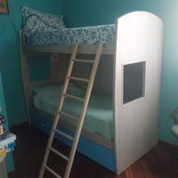 Letto castello con scala e cassettoni