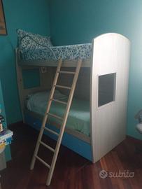 Letto castello con scala e cassettoni